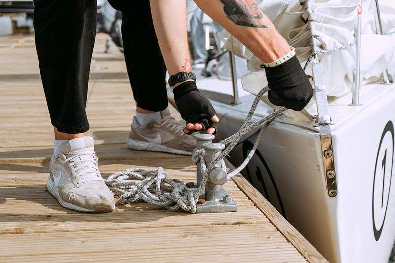 Bådejer arbejder på klargøring af båd til forårssæsonen