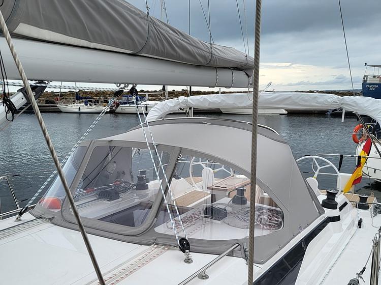 Sprayhood on a sailboat